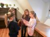 Jana, Lucia,Leni und Noemi beraten über die Pantomime für das Märchen Rotkäppchen